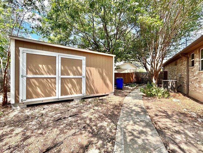 Building Photo - 4 Bed / 2 Bath Spacious One-Level Home wit...