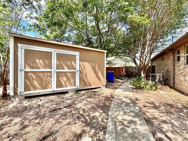 Building Photo - 4 Bed / 2 Bath Spacious One-Level Home with Large Backyard