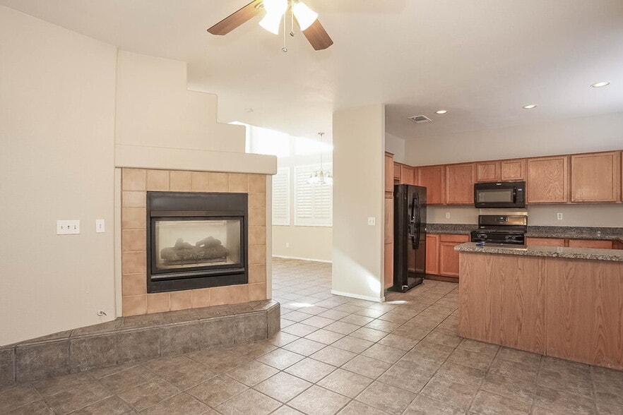 Building Photo - 9524 Friant St