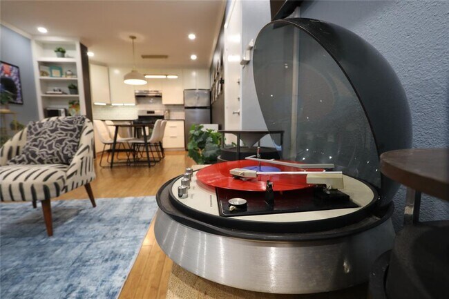 Building Photo - 1304 Summit St