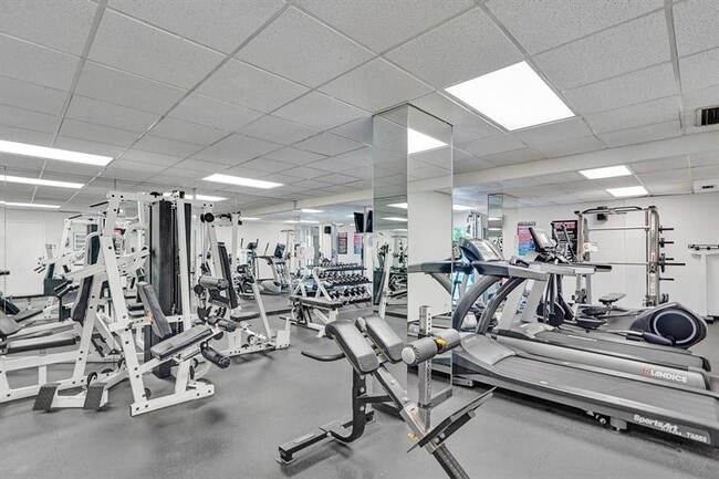 Building Photo - 2715 N Ocean Blvd