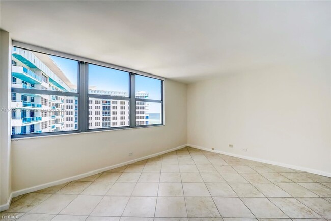 Building Photo - 1 br, 1.5 bath Condo - 5055 Collins Ave Ap...