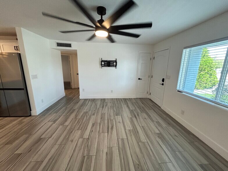 Building Photo - 3507 E Claire Dr