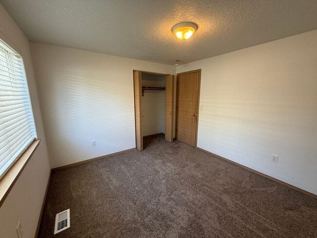 Building Photo - 3 Bed, 2 Bath with Garage, W/D, and Fenced...