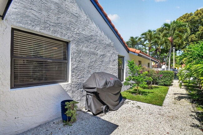 Building Photo - 1630 NW 22nd Ave