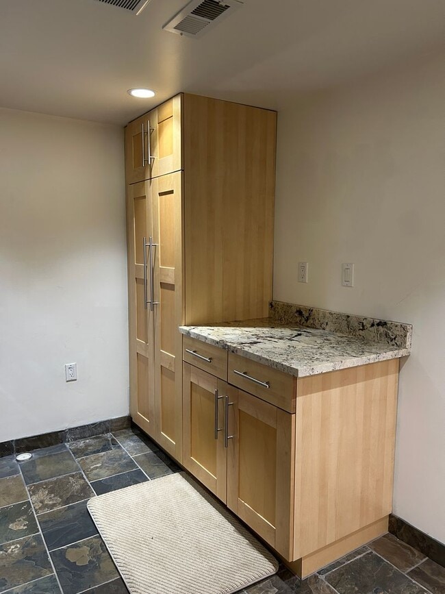 Building Photo - WOW!! West Seattle 4BR/3.5BA Updated Dutch...