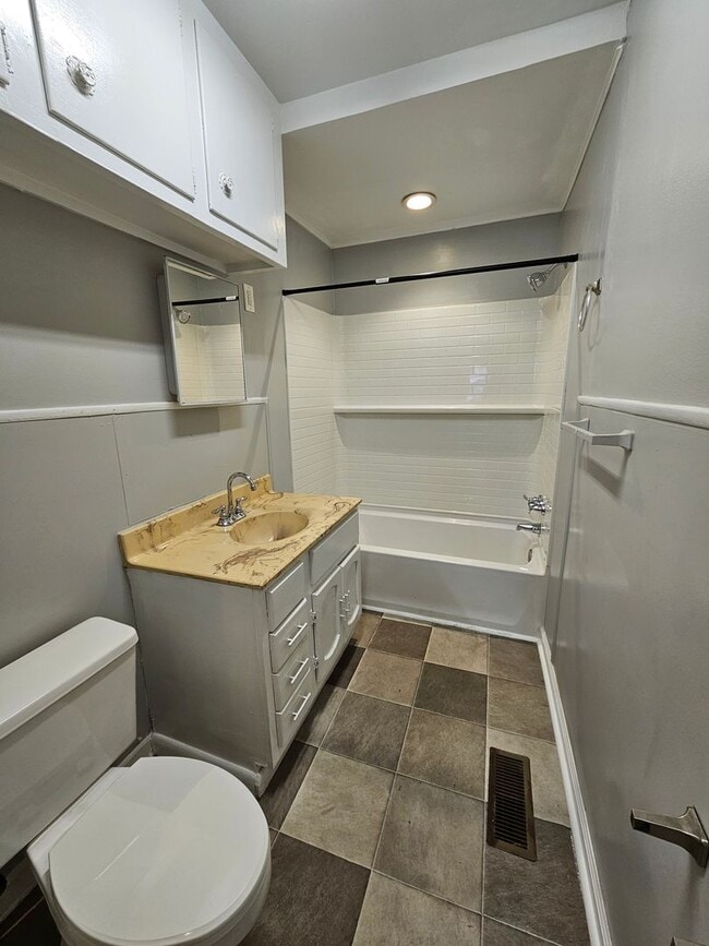 Building Photo - Discover Your New Everyday Haven in Hanahan!