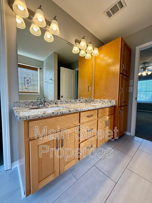 Building Photo - 2121 Pin High Dr