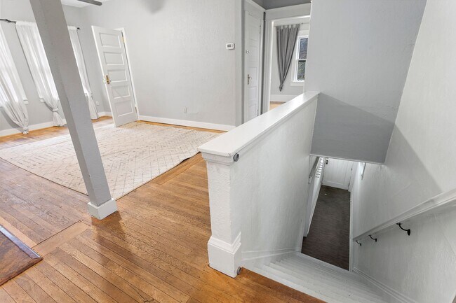 Building Photo - 2422SE / 2424SE