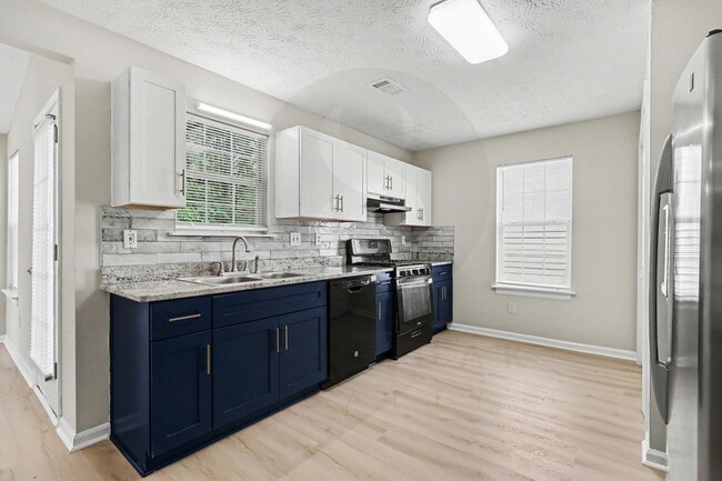 Building Photo - 4BR/2.5BA Home Conveniently Located Off Jimmy Carter Blvd!