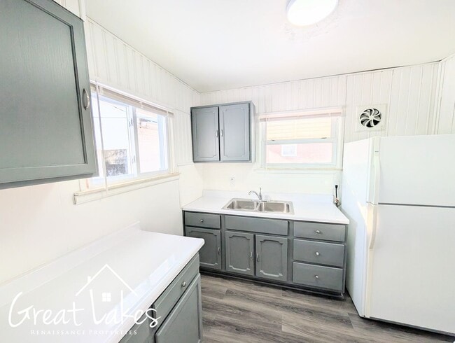 Building Photo - Cozy 2 Bedroom 1 Bathroom now available fo...