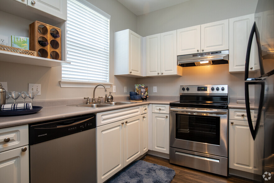 2BR, 2BA - Kitchen - Wakefield Glen