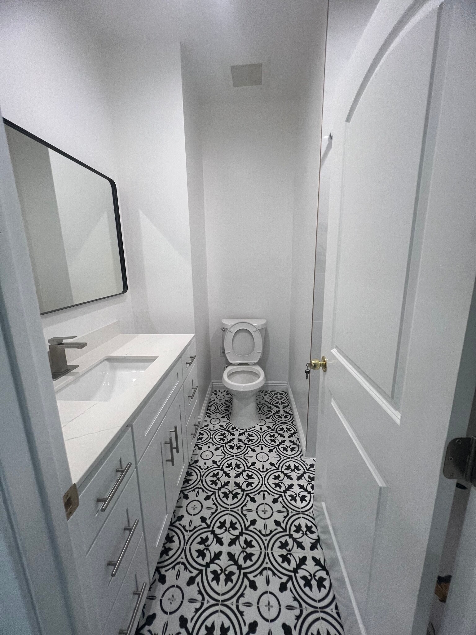 Bathroom Pic 1 - 504 E Newmark Ave