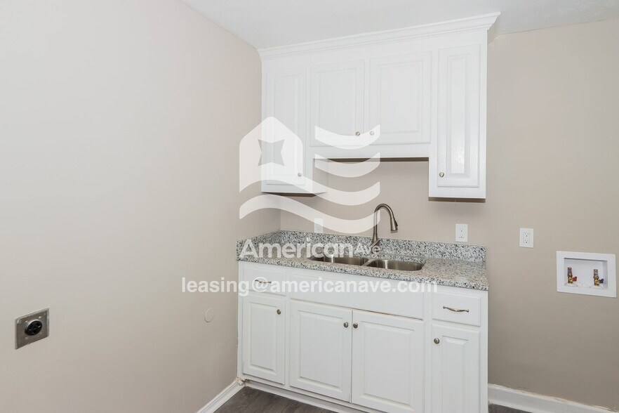 Building Photo - 3266 Lancing Ln