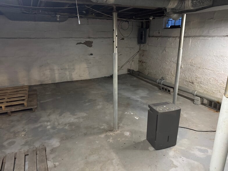 Building Photo - 109 Crysler St