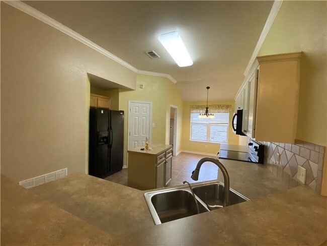 Building Photo - 2409 Gail Dr