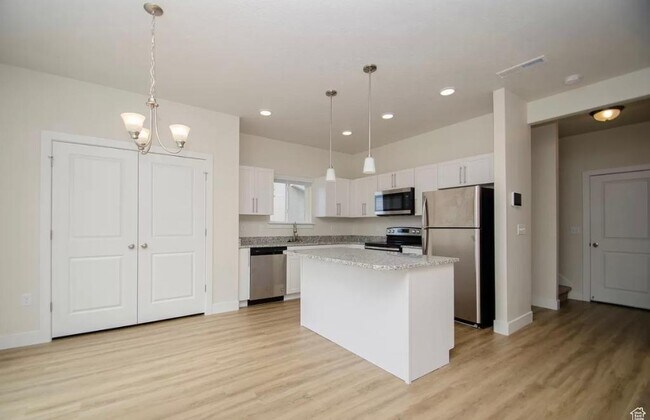 Building Photo - 855 W 600 S