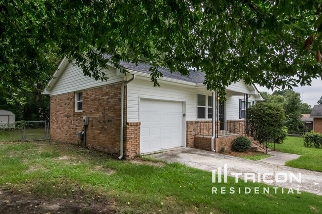 Building Photo - 504 Thyme Dr