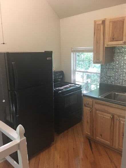 Building Photo - 115 School St