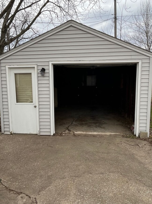 Building Photo - Molette Home in the heart of Moline.
