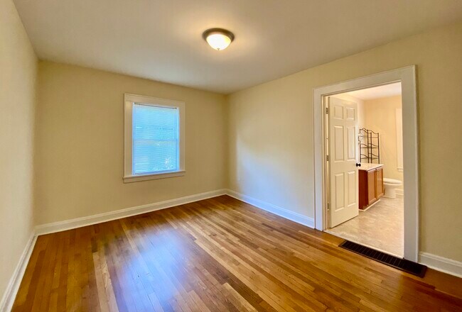 Building Photo - 407 W Carver St