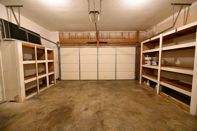 Building Photo - Wonderful and Spacious 3 bedroom home 2.5 bath in High Point with 2 car garage and large fenced-i...