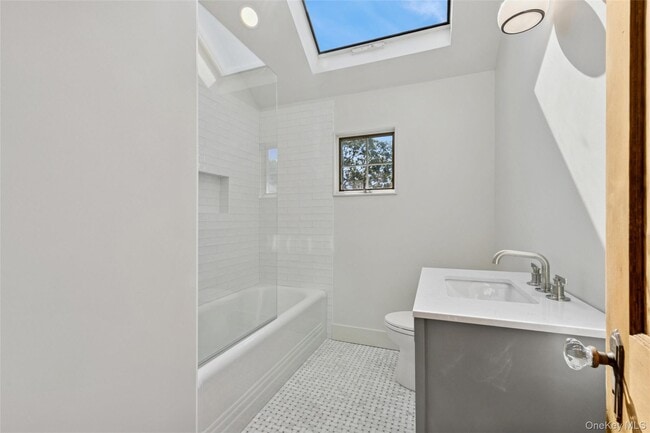 Building Photo - 335 Herricks Ln