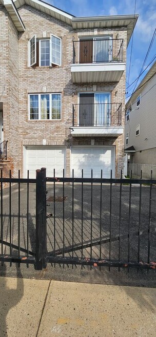 Building Photo - 655 4th St