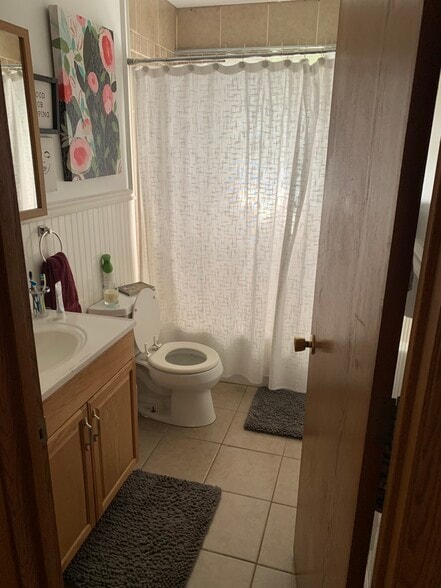 Bath - 383 Queenan Ave S