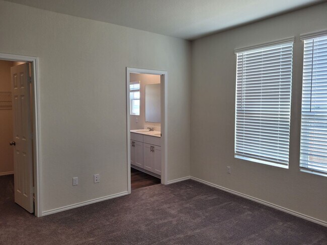Building Photo - Spacious Family Home in Overlook at Creeks...