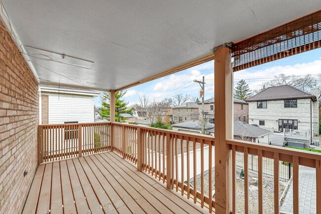 Building Photo - 5740 N Lowell Ave