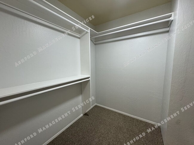Building Photo - BEAUTIFUL 3 BEDROOM 2.5 BATHROOM HOME IN S...