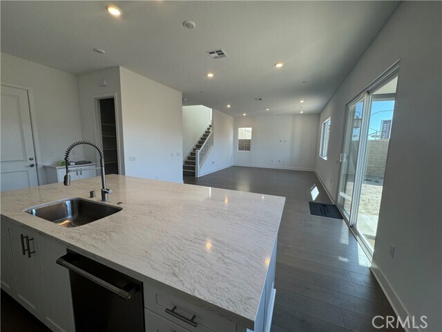 Building Photo - 114 Pansy