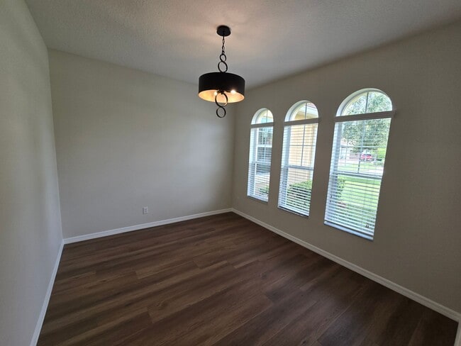 Building Photo - Luxurious Single-Family Home in Secluded Mount Dora Community