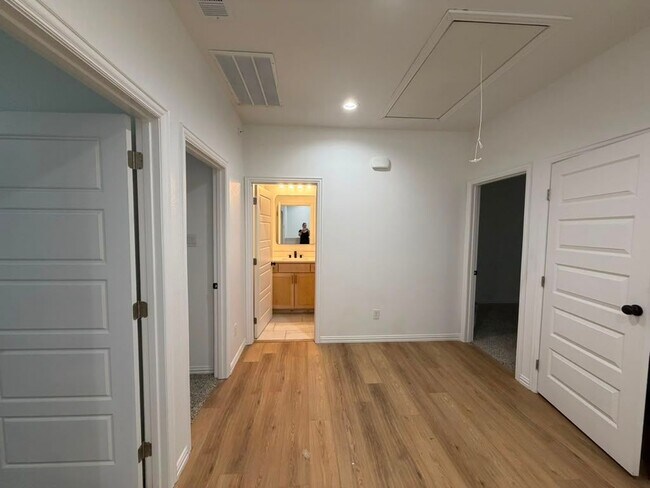 Building Photo - 6800 Oak Crest Dr W