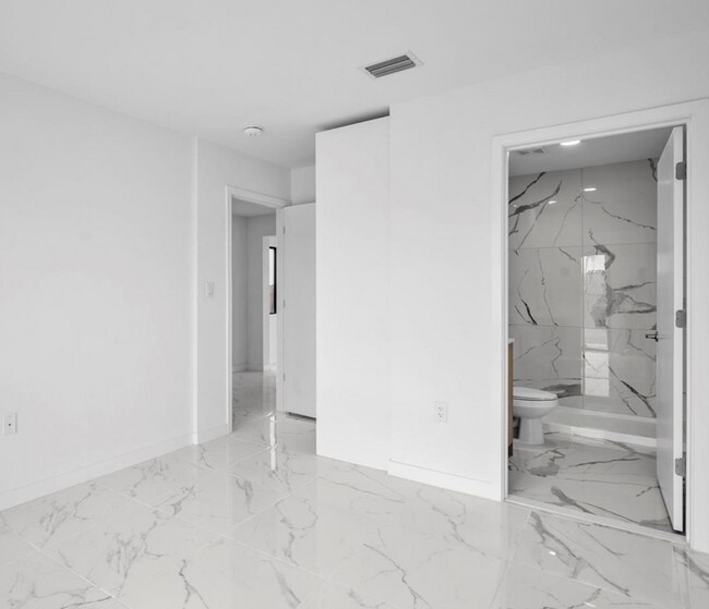 Building Photo - 245 NW 13th Pl