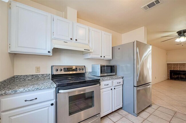 Building Photo - 2030 Plantation Dr