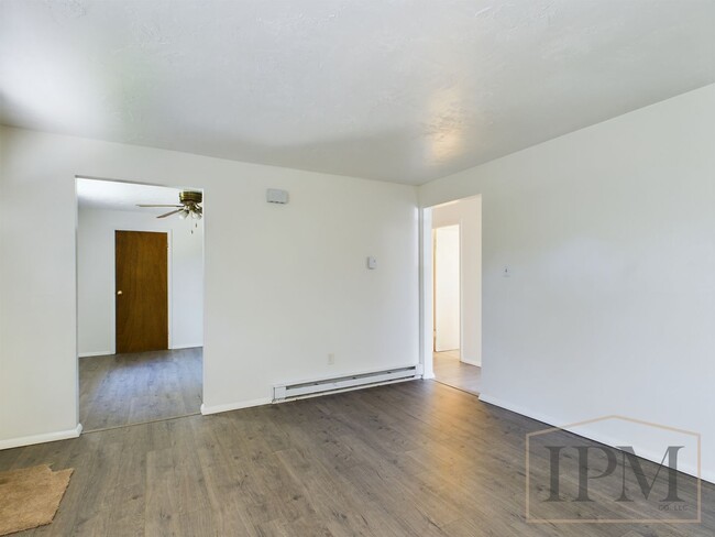 Building Photo - Recently Renovated Cozy 2 bedroom Apartmen...