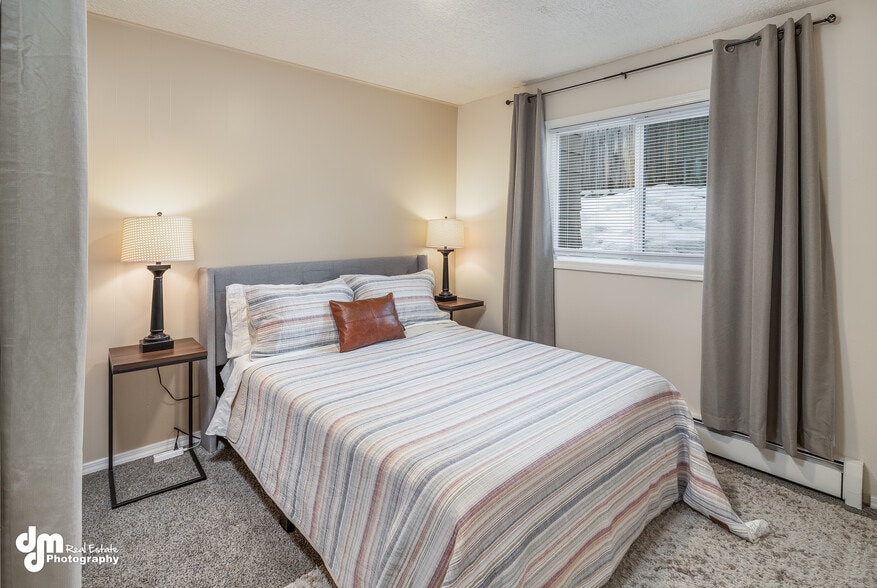 Queen Bed - 2824 W 42nd Ave