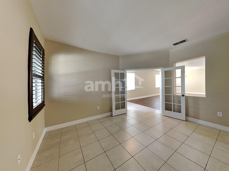 Building Photo - 1900 Strathmore Cir