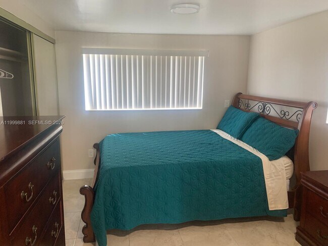 Building Photo - 19121 NE Miami Ct