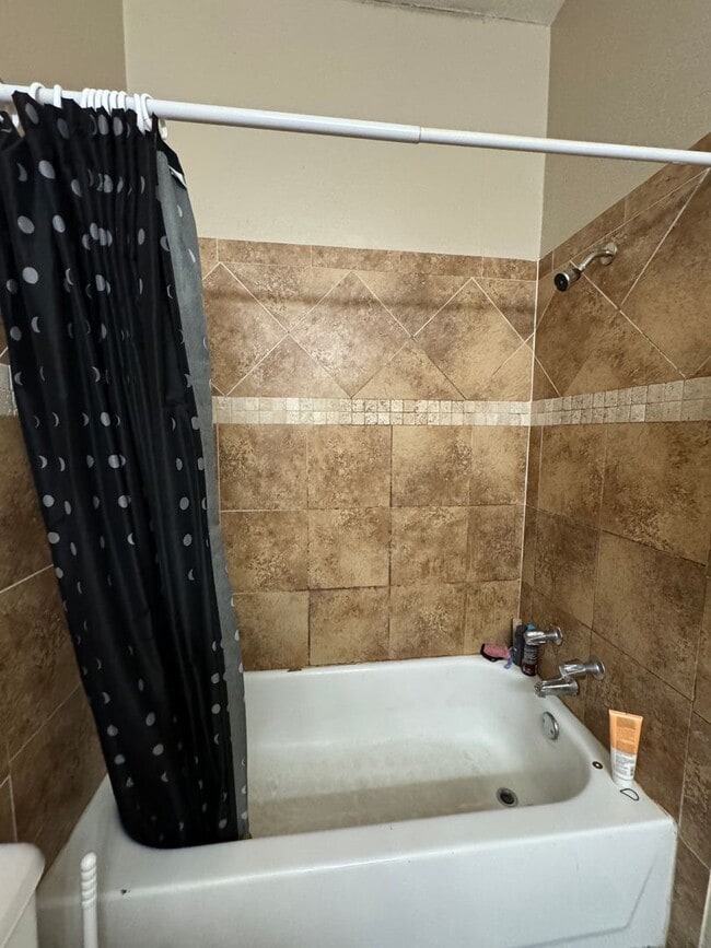 Building Photo - 4 Bedroom With Fenced Yard and Off-Street ...