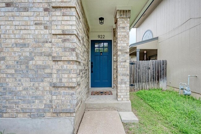 Building Photo - 922 Thackeray Ln