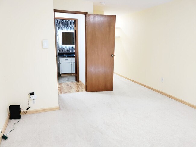 Building Photo - 2Bd/1Ba Seattle Condo