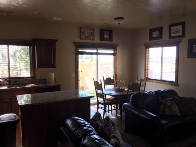 Building Photo - Roomy townhome