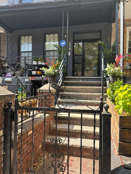 Primary Photo - 370 E 32nd St