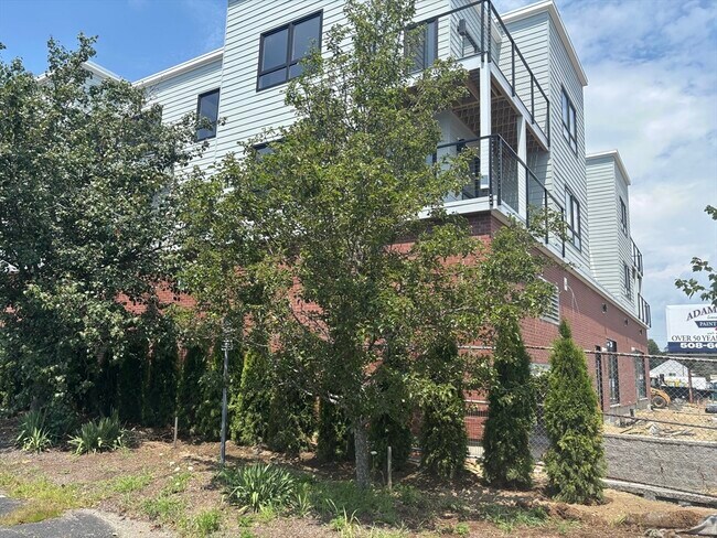 Building Photo - 1391 Main St