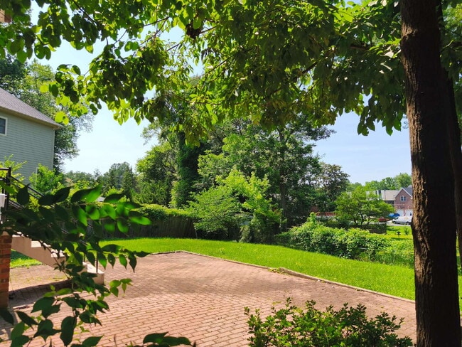 Building Photo - Centrally Located McLean Home with Ample S...