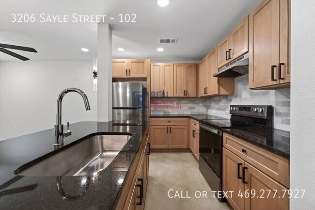 Building Photo - 3206 Sayle St