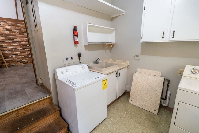 Building Photo - 2103 Evergreen Dr